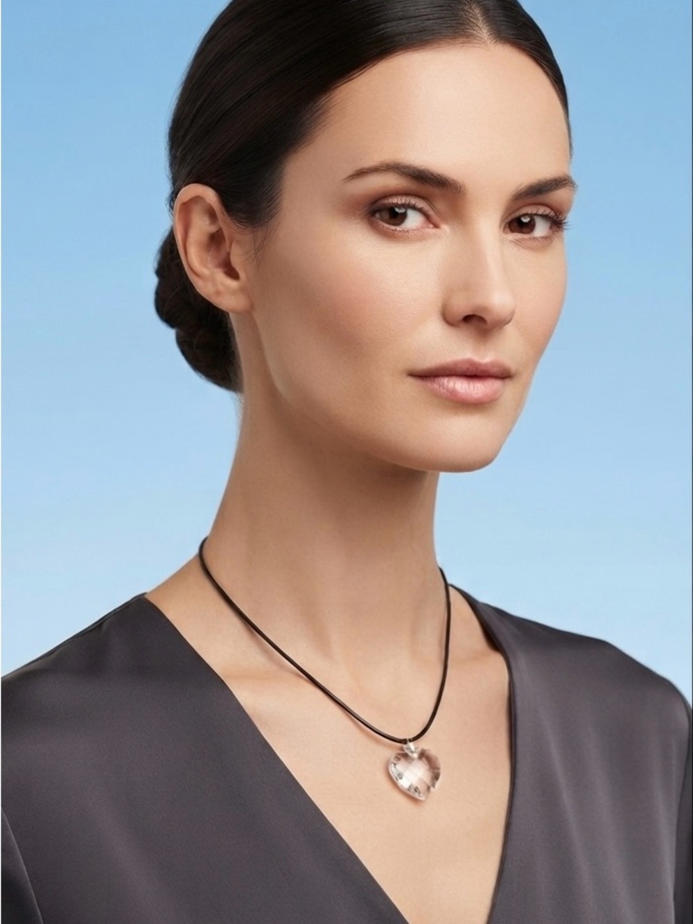 NECKLACE CLEAR HEART ON LEATHER LIKE ADJUSTABLE NECKLACE